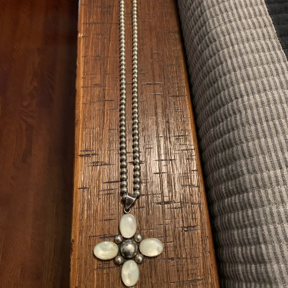 Mother of pearl cross necklace - Picture 2 of 3